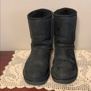 Ugg midcalf black leather boots w/whip-stitching.